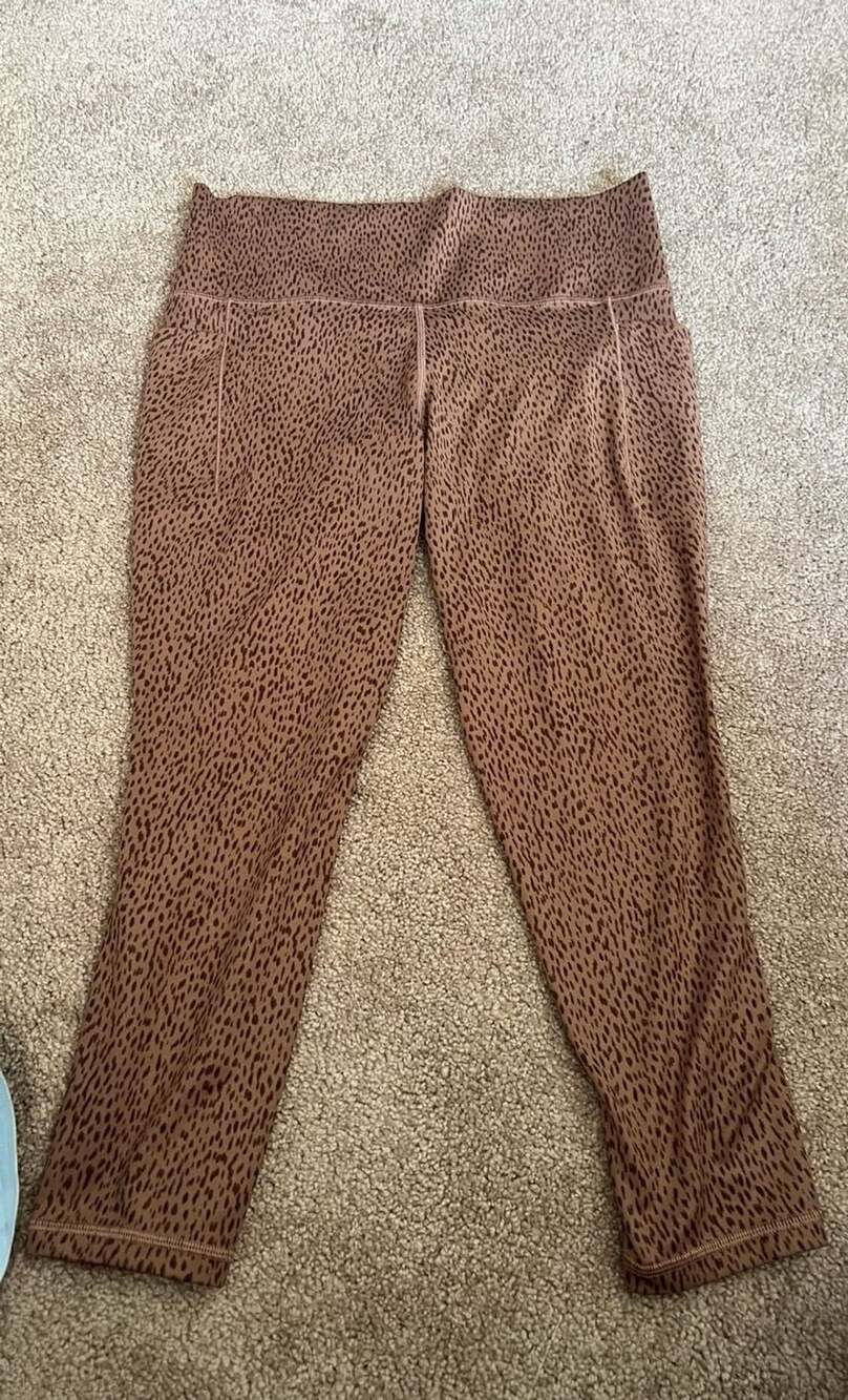 Athleta Salutation Stash Pocket II Printed 7/8 Tight Size L Leopard Brown